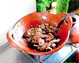 Foto langkah ke 3 dari resep Kangkung Daging Iris.