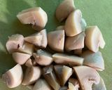 Gambar langkah 1 resipi Kailan Goreng Cendawan Butang.