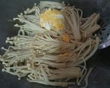 รูปขั้นตอนการทำที่ 1 ของ ไข่ไก่ผัดกะหล่ำเห็ดเข็มทอง