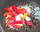 Foto langkah ke 2 dari resep Sambal Bawang Pedas Mantab.