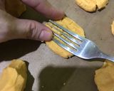 Foto langkah ke 2 dari resep Keto Salted Egg Cookies-Keto.