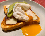 Foto del paso 4 de la receta: Tosta de jamón ibérico, queso, huevo escalfado y emulsión de aguacate 🥑