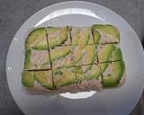 Foto del paso 8 de la receta Sushi para vagos ("lazy sushi"), en dos versiones: salmón con queso y atún con aguacate