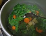 Foto langkah ke 3 dari resep Sup daun kelor.