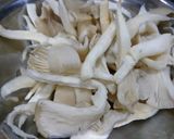 Hình bước làm 1 của món Mì rau củ xào nấm chay
