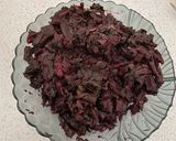 Foto del paso 1 de la receta: Budín de hojas de betarraga con tallarines rojos