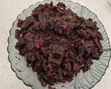 Foto del paso 1 de la receta: Budín de hojas de betarraga con tallarines rojos