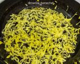 A picture of step 3 of Vada Pav Garlic Chutney.