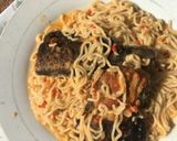A picture of step 3 of Indomie and fried fish.