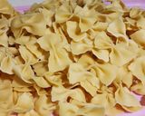 Foto del paso 10 de la receta: 🍝 Farfalle caseros con salsa bechamel de jamón y oliva 🍝 - 🍝 Fideos moñitos caseros con semolín🍝
