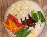 A picture of step 3 of Stir-fried chicken and cashew nuts.