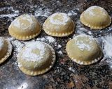 Foto del paso 4 de la receta: Sorrentinos de pollo y espinaca