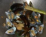 Foto langkah ke 3 dari resep Oseng kerang hijau.