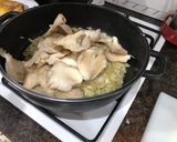 Foto del paso 4 de la receta: Pollo en salsa de cebolla y setas