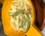 Foto del paso 2 de la receta: Fusilli con pechuga de pollo fileteada y tortilla francesa