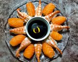 Hình bước làm 4 của món Sushi Tôm và Cá Hồi
