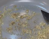 Hình bước làm 1 của món Gà Xào Thơm