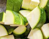 Une image de l'étape 1 de Flans de courgettes et feta.