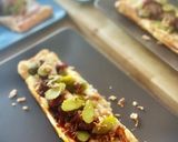 Foto del paso 3 de la receta: Hojadritos de bratwurst con pepinillos y cebolla frita