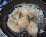 Foto del paso 2 de la receta: Tortilla🍆🧀 rellena🌯 de berenjena tatemada, cebolla🌰, queso🍐 y pera🥙🫓🧀