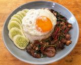 รูปขั้นตอนการทำที่ 5 ของ ข้าวกะเพราเครื่องในไก่ ไข่ดาว