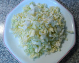 Foto del paso 1 de la receta: Ensalada de col blanco y col morado con pollo y manzana