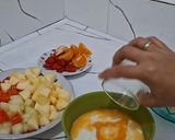 Foto langkah ke 2 dari resep Fruit Salad with Yogurt Cream.