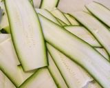 A picture of step 1 of Spiedini di zucchine e gamberi.