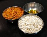 A picture of step 1 of Jhala Mudhi / Spicy Puffed Rice.