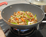 Foto del paso 4 de la receta: Wok de pollo y champiñones salteados con repollo y verduras estilo oriental