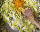Une image de l'étape 1 de Crevettes au curry jaune et lait de coco.