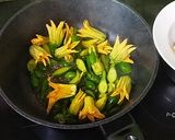 Hình bước làm 3 của món Hoa bí xào thịt bò