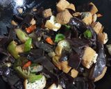 Foto langkah ke 3 dari resep Tumis Jamur Tahu Cabe Gendot.