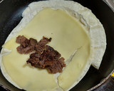 Foto del paso 2 de la receta: Quesadilla de Carne Asada y Queso Fácil (ideal para la once)