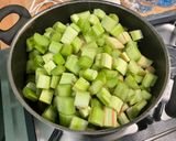 Une image de l'étape 2 de Compote de rhubarbe à la vanille de Madagascar.