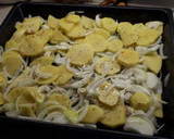Foto del paso 1 de la receta: Salmón y merluza con patatas, cebolla y zanahoria