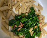 Foto del paso 5 de la receta: Pasta con espinacas frescas, piñones, bacon y queso parmesano