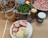 Szalonnás–gombás–vajbabos sertéstokány🥓🍄‍🟫🫘 recept fázis 1 fotója