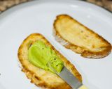 Foto del paso 3 de la receta: Tostada de cherrys con burrata y mantequilla de aguacate 🍞 🍅 🥑