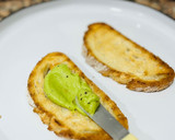 Foto del paso 3 de la receta: Tostada de cherrys con burrata y mantequilla de aguacate 🍞 🍅 🥑