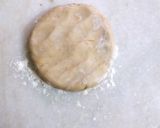 A picture of step 4 of Egg paratha.