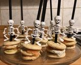 Une image de l'étape 7 de Brochettes de minis blinis au saumon fumé concombre et crème à l aneth.