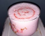 A picture of step 2 of White choco strawberry shake.