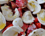 Foto del paso 3 de la receta: Ensalada de tomate y pepino de la huerta con mozzarella