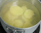 A picture of step 1 of Potato and Bean Sprout Miso Soup with White Pepper.