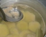 A picture of step 2 of Potato and Bean Sprout Miso Soup with White Pepper.