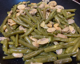 Foto del paso 5 de la receta: Judías verdes rehogadas con pollo champiñones y tomate frito