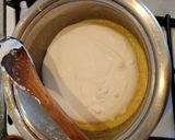 Foto del passaggio 6 della ricetta Cheesecake alla salsa di fragole mirtilli e cioccolato fondente