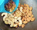 ડ્રાયફ્રુટ ચીકી (Dryfruit Chiki Recipe In Gujarati) રેસીપી સ્ટેપ1ફોટો