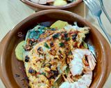 Foto del paso 6 de la receta Dorada al horno con gambones, patata y cebolla